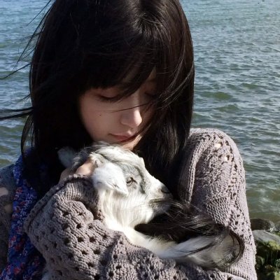 坐在酒吧里吃蛋糕